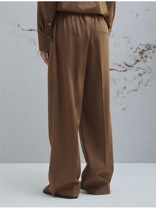 Lino e viscosa in un morbido tessuto stretch, per un pantalone che fa dello stile casual il suo stendardo. Perfetto per l'ufficio, per i momenti off duty, per le uscite estive con i sandali. MARELLA MONOCHROME | 26131311152001